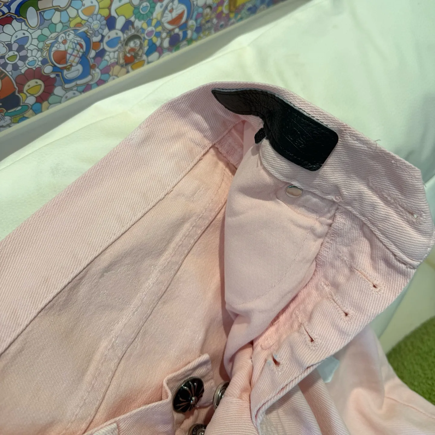 P280 Style number: D302 Chrome Hearts pink leather jeans Size: 28-34 corresponds to S-XL Color: light pink Size: S-XL (corresponds to 28 30 32 34) 28 30 32 34 Size S M L XL Pants length 101 102 103 104 Hips 110 114 118 122 Waist circumference 86 90 94 98 (There is an error of 1~3cm due to manual measurement)